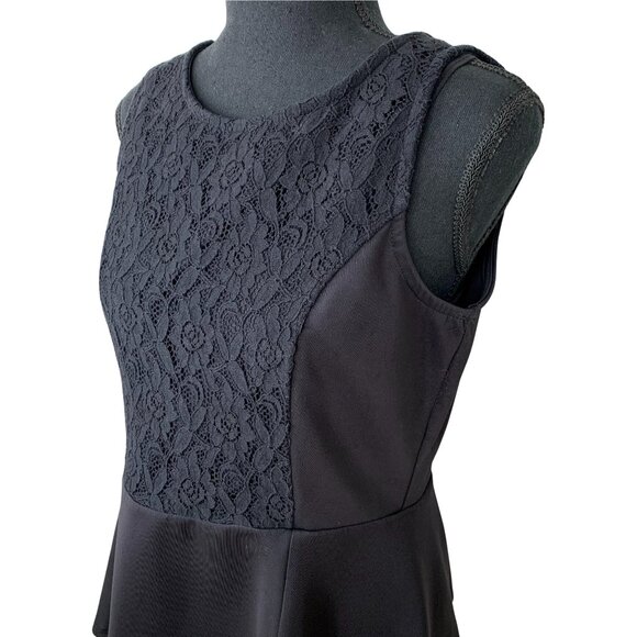 Black Satin Lace Sleeveless Fitted Top - Picture 3 of 9